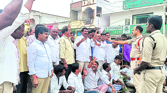 రోడ్డెక్కిన అన్నదాతలు1