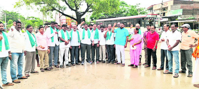 రోడ్డెక్కిన అన్నదాతలు2