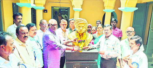 గురజాడ ఇంటిలో తాగుబోతు హల్‌చల్‌ 3