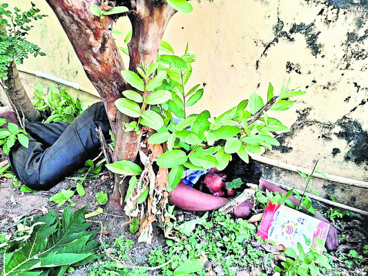 గురజాడ ఇంటిలో తాగుబోతు హల్‌చల్‌ 1