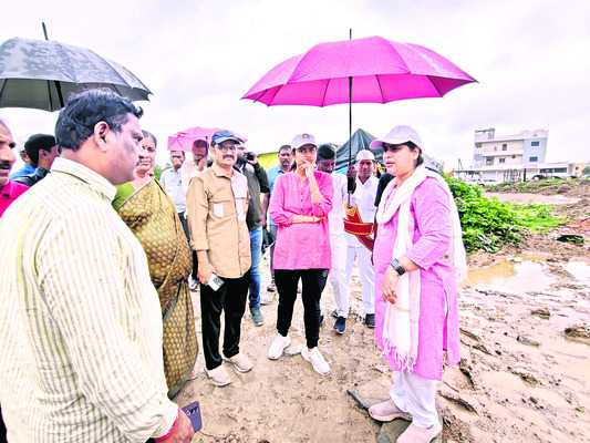 Collector Satyasharadha instructing officials beside her Greater Commissioner1