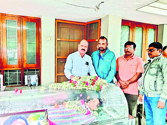 రజితకు కన్నీటి వీడ్కోలు..1