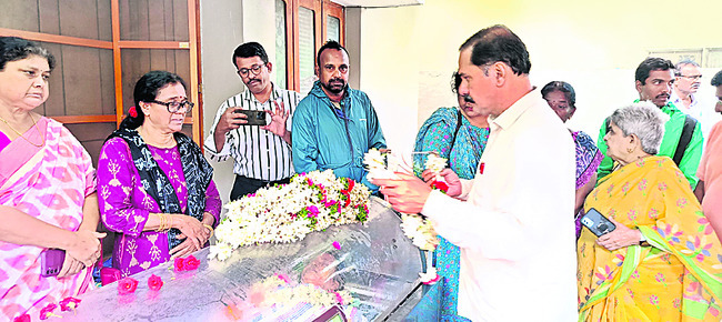 రజితకు కన్నీటి వీడ్కోలు..2