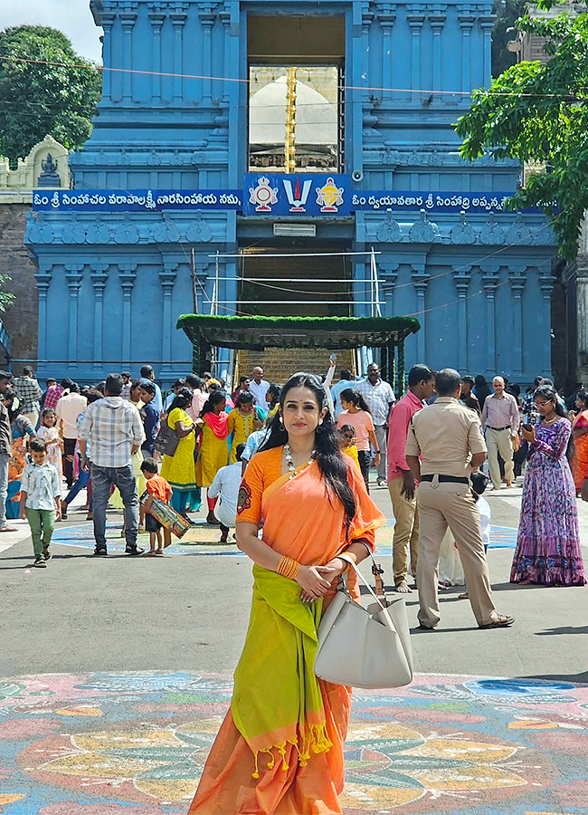 Tollywood Actress Laya At Simhachalam Temple Photos3