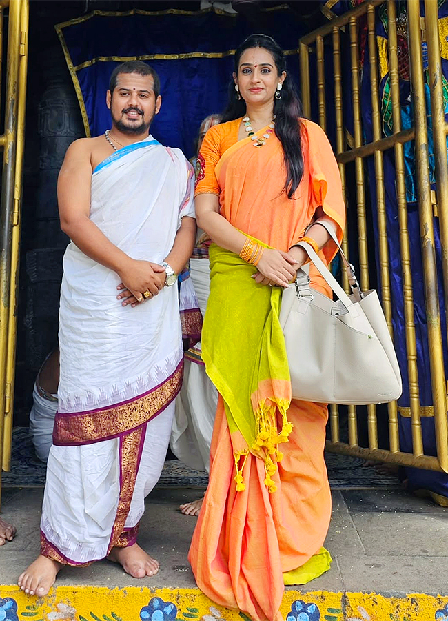 Tollywood Actress Laya At Simhachalam Temple Photos8