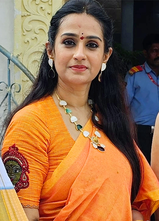 Tollywood Actress Laya At Simhachalam Temple Photos9