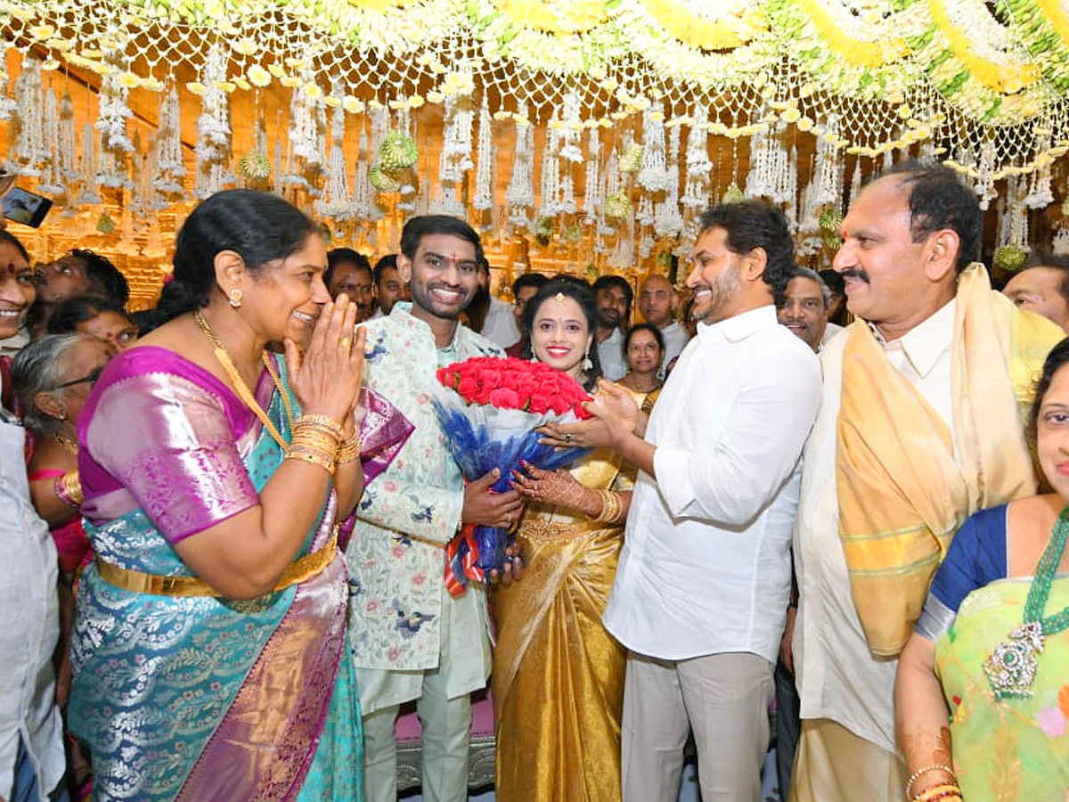 YS Jagan Attend YSRCP Puppala Vasubabu Daughter Marriage In Bhimavaram Photos2