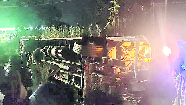 ప్రైవేటు బస్సు బోల్తా 1