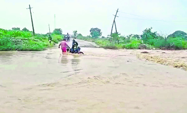 వర్షాలతో అప్రమత్తం 2