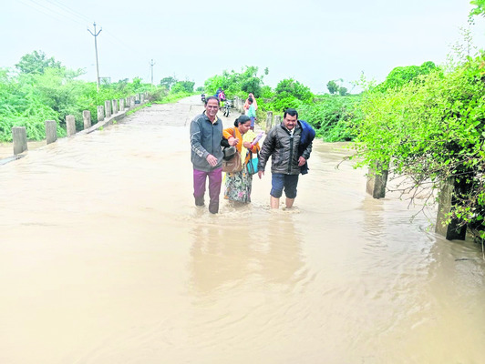 వర్షాలతో అప్రమత్తం 3