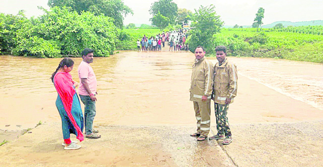 ● జిల్లావ్యాప్తంగా భారీ వర్షం ● ఉధృతంగా ప్రవహించిన వాగు2