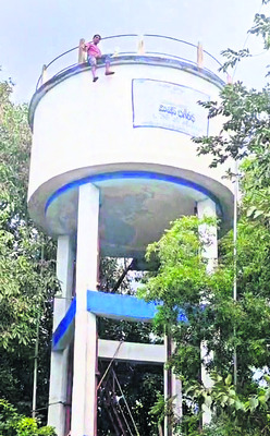వాటర్ ట్యాంక్ ఎక్కిన గిరిజనుడు2