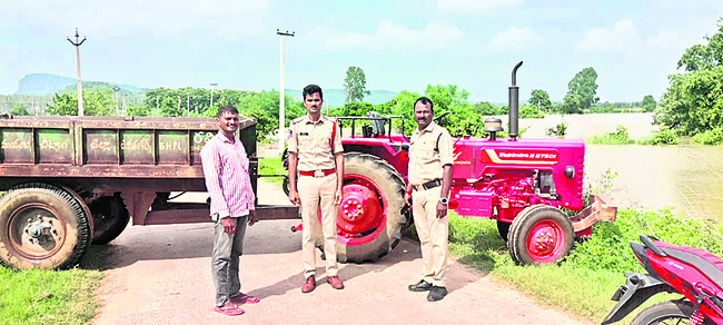 నిలిచిన రాకపోకలు1