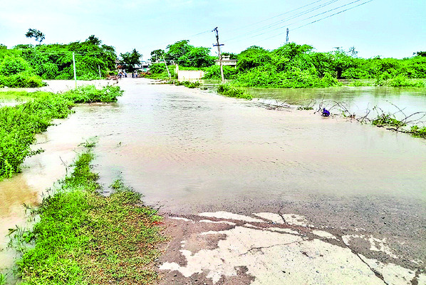 తెరిపివ్వని వాన..పొంగుతున్న వాగులు 1