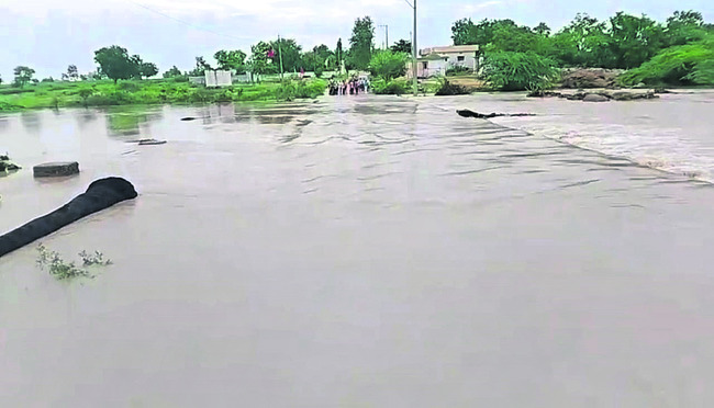 పొంగుతున్న వాగులు1