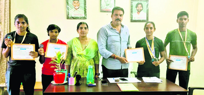 ఎకై ్సజ్‌ స్టేషన్‌పై దాడి 
1