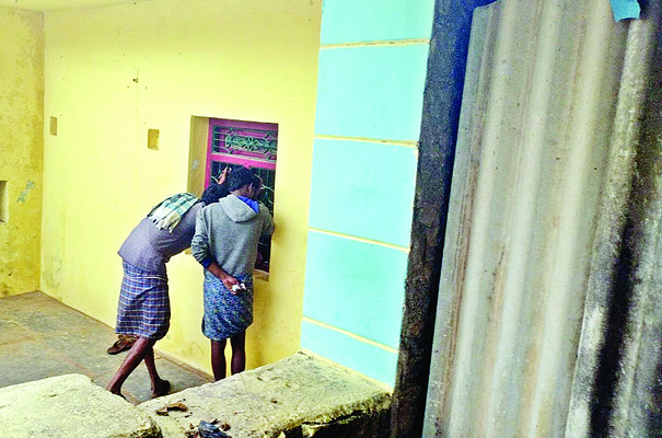 మద్యంలో మునిగితేలుతున్నారు! 1