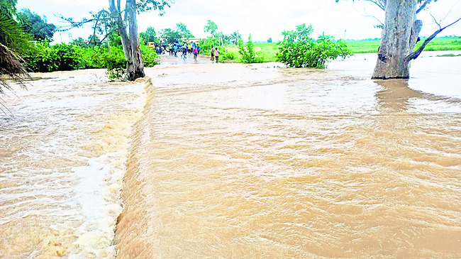 నిలిచిన రాకపోకలు2