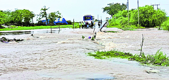 పొంగిన వాగులు.. స్తంభించిన రాకపోకలు 1