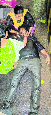 ఆటోపై కూలిన తాటి చెట్టు.. డ్రైవర్‌కు తీవ్ర గాయాలు  1