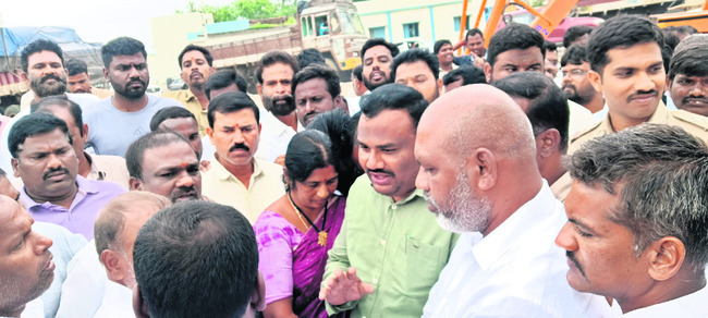 ఉద్రిక్తత మధ్య విగ్రహాల తొలగింపు 2