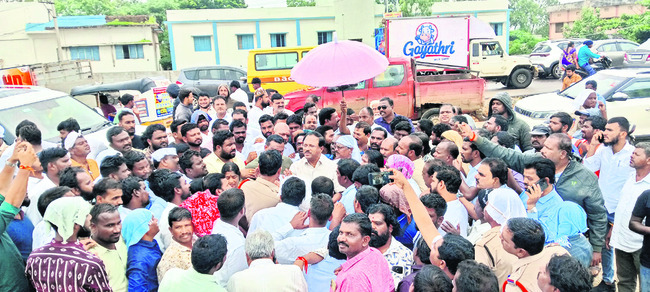 ఉద్రిక్తత మధ్య విగ్రహాల తొలగింపు 1