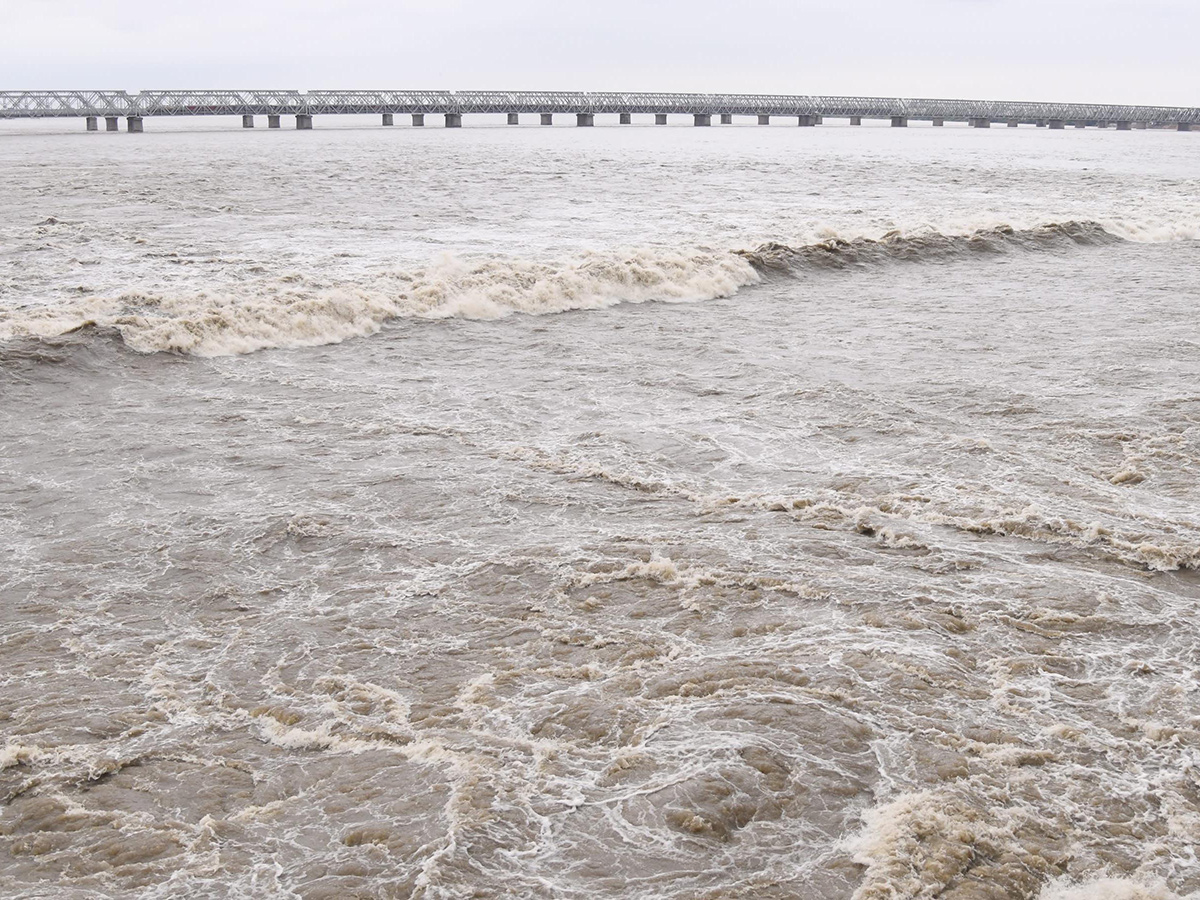 Rising Flood at Prakasam Barrage Photos2