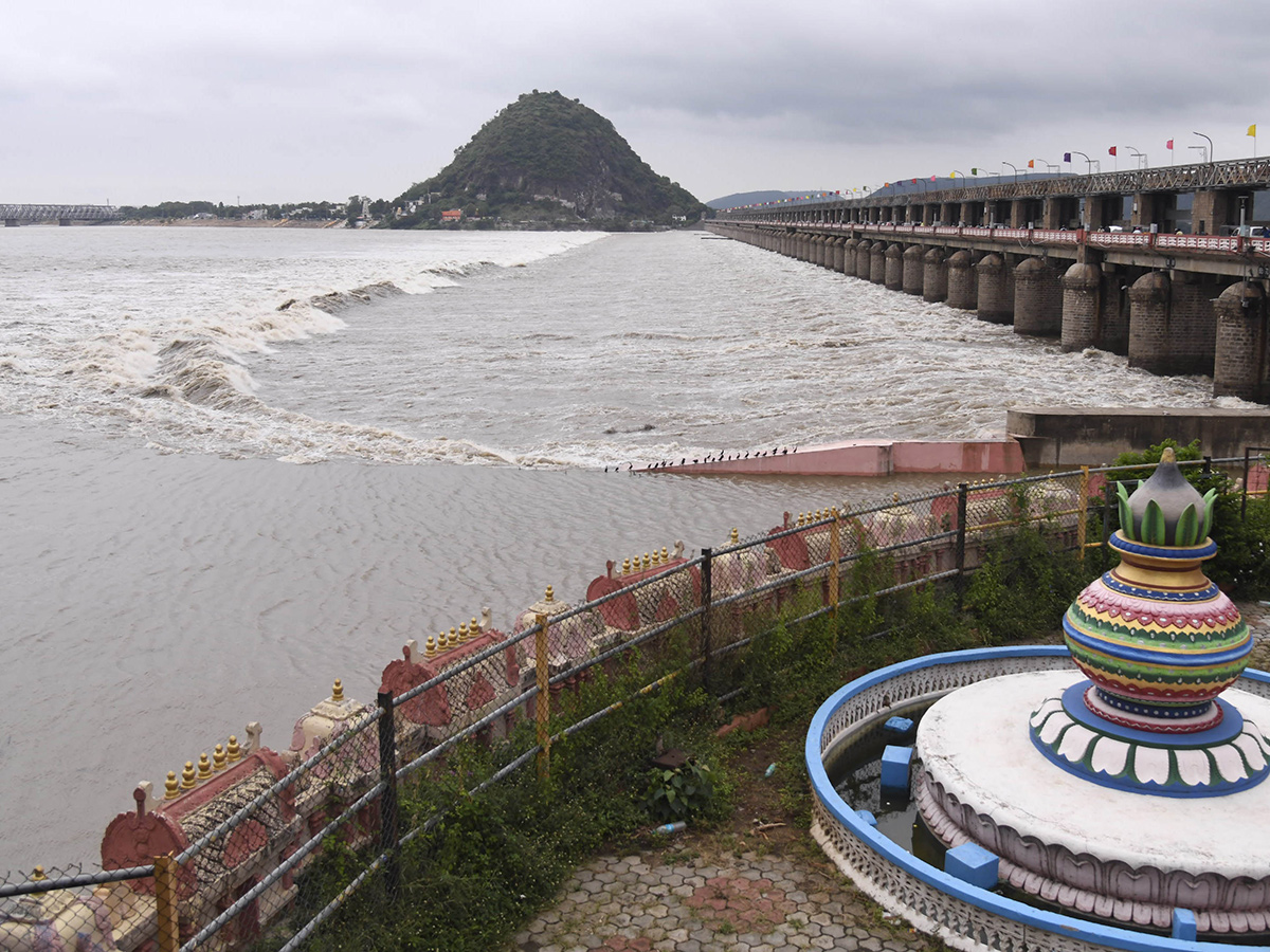 Rising Flood at Prakasam Barrage Photos4
