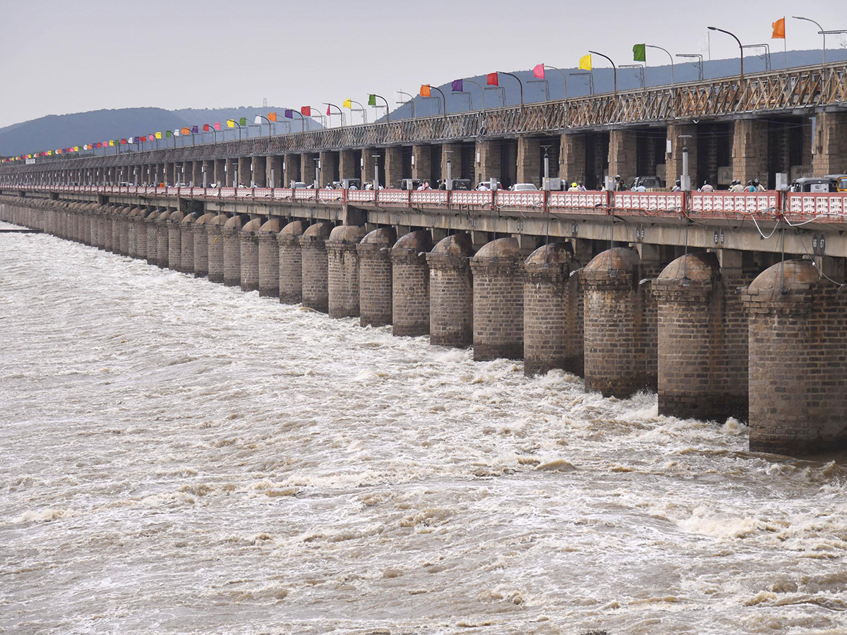 Rising Flood at Prakasam Barrage Photos5