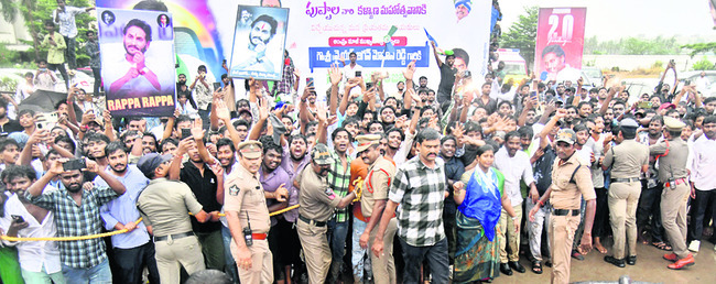అధినేతకు నీరాజనం1