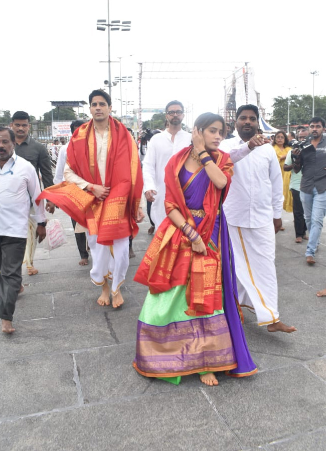 Jahnvi Kapoor Siddharth Kapoor at Tirumala temple  Photos2