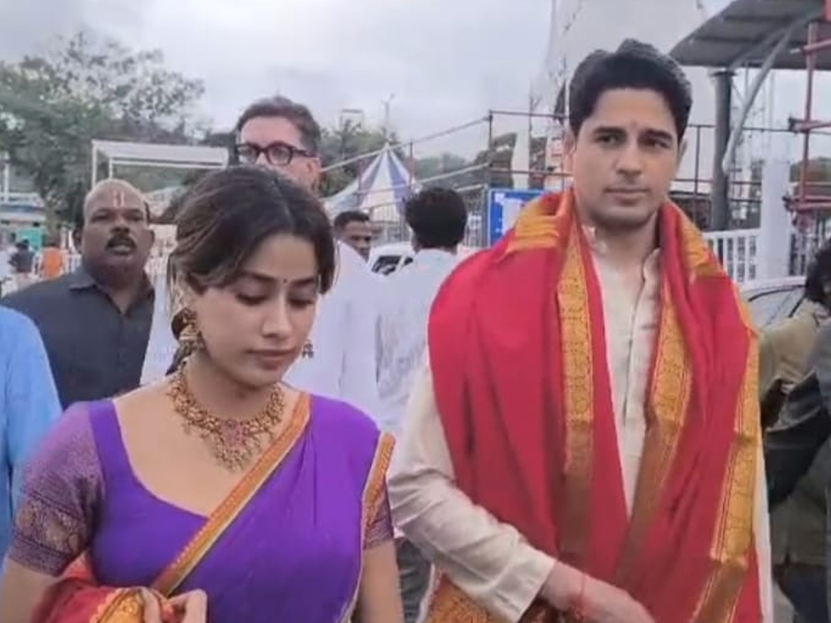 Jahnvi Kapoor Siddharth Kapoor at Tirumala temple  Photos12