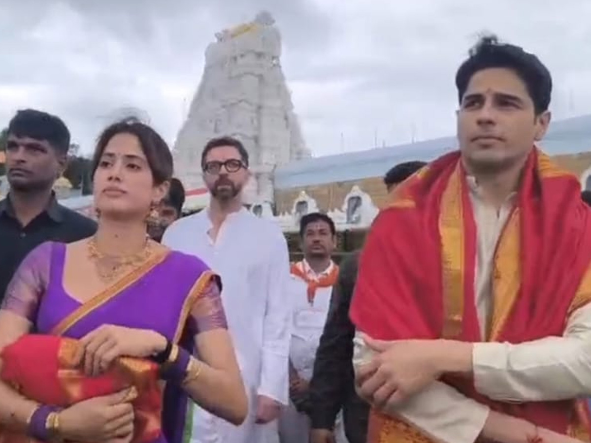 Jahnvi Kapoor Siddharth Kapoor at Tirumala temple  Photos13