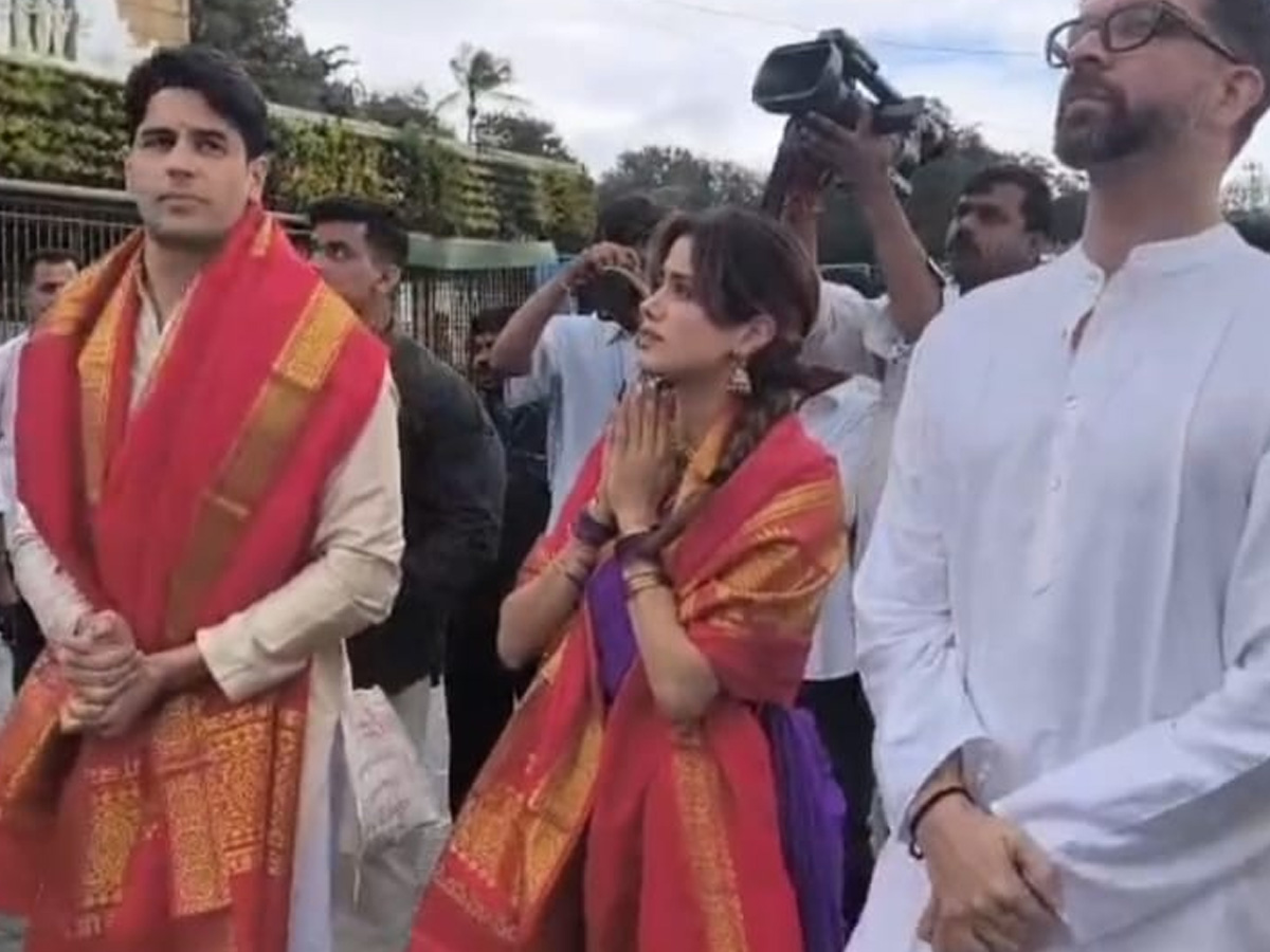 Jahnvi Kapoor Siddharth Kapoor at Tirumala temple  Photos15