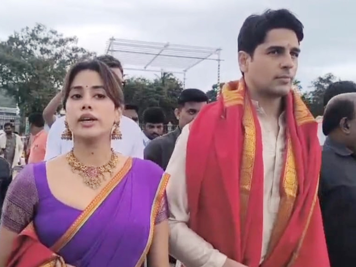 Jahnvi Kapoor Siddharth Kapoor at Tirumala temple  Photos16
