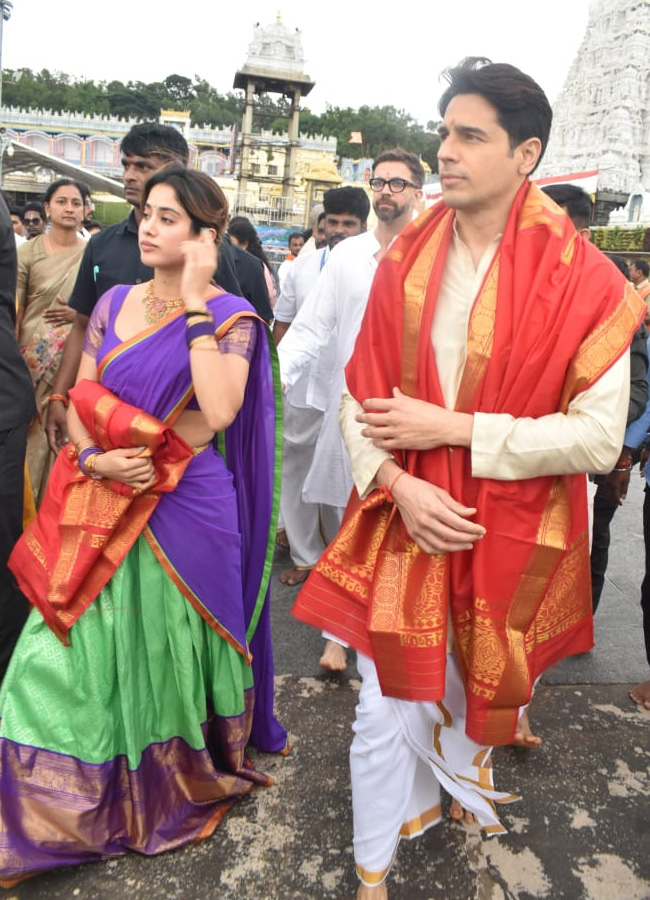 Jahnvi Kapoor Siddharth Kapoor at Tirumala temple  Photos3