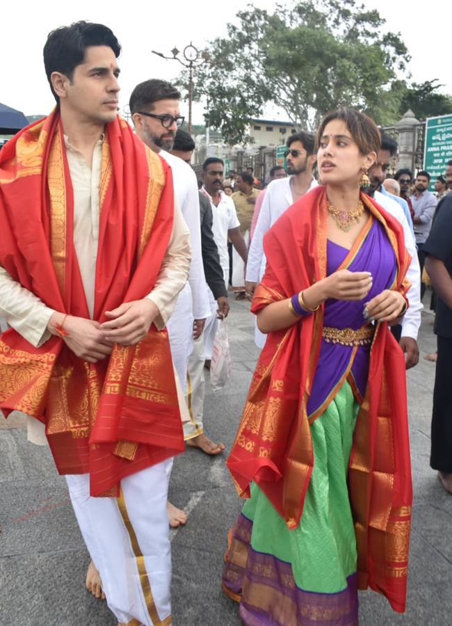Jahnvi Kapoor Siddharth Kapoor at Tirumala temple  Photos4