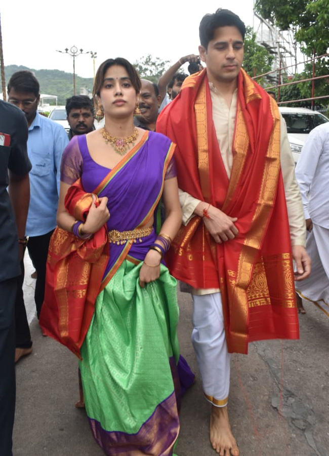 Jahnvi Kapoor Siddharth Kapoor at Tirumala temple  Photos5
