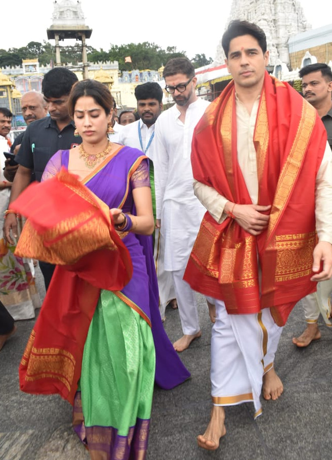Jahnvi Kapoor Siddharth Kapoor at Tirumala temple  Photos7