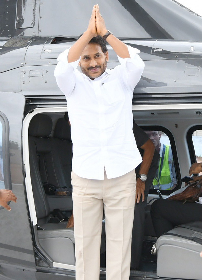 YS Jagan mohan reddy attends to wedding ceremony attracts crowds in Anantapur. photos3