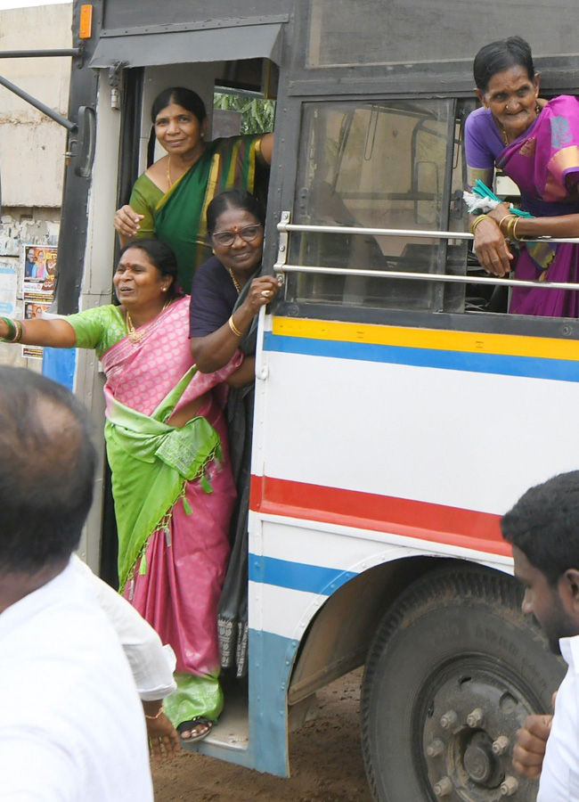 YS Jagan mohan reddy attends to wedding ceremony attracts crowds in Anantapur. photos12