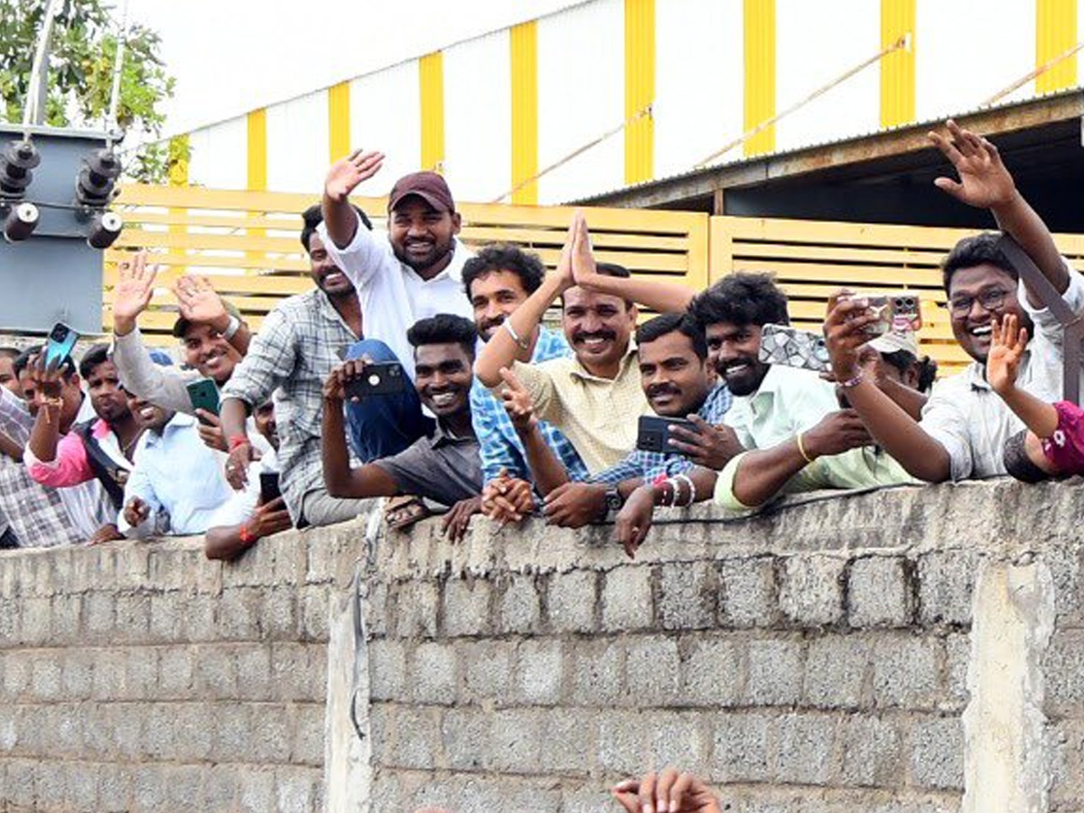 YS Jagan mohan reddy attends to wedding ceremony attracts crowds in Anantapur. photos13
