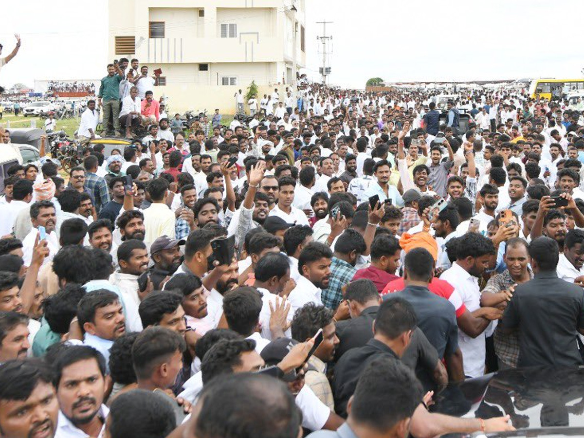YS Jagan mohan reddy attends to wedding ceremony attracts crowds in Anantapur. photos14