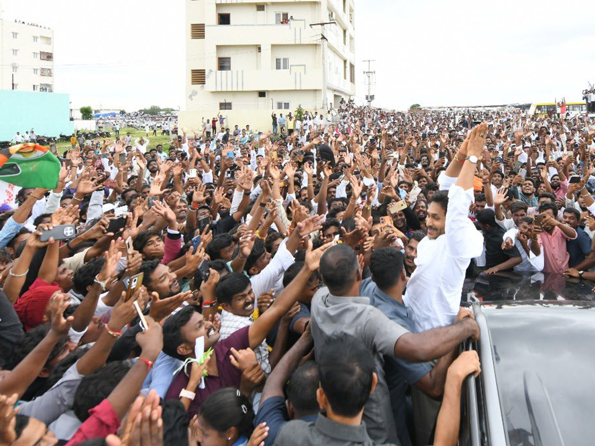 YS Jagan mohan reddy attends to wedding ceremony attracts crowds in Anantapur. photos15