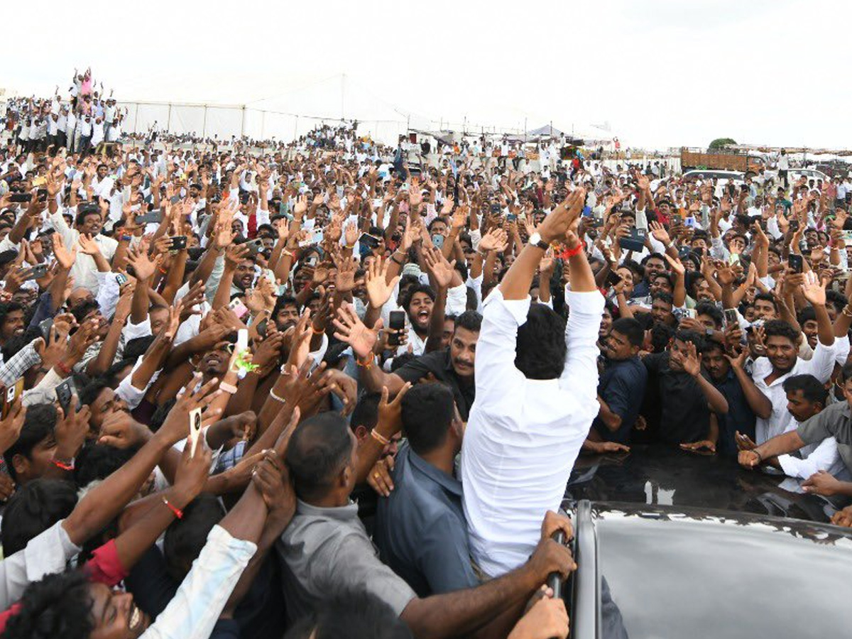 YS Jagan mohan reddy attends to wedding ceremony attracts crowds in Anantapur. photos16