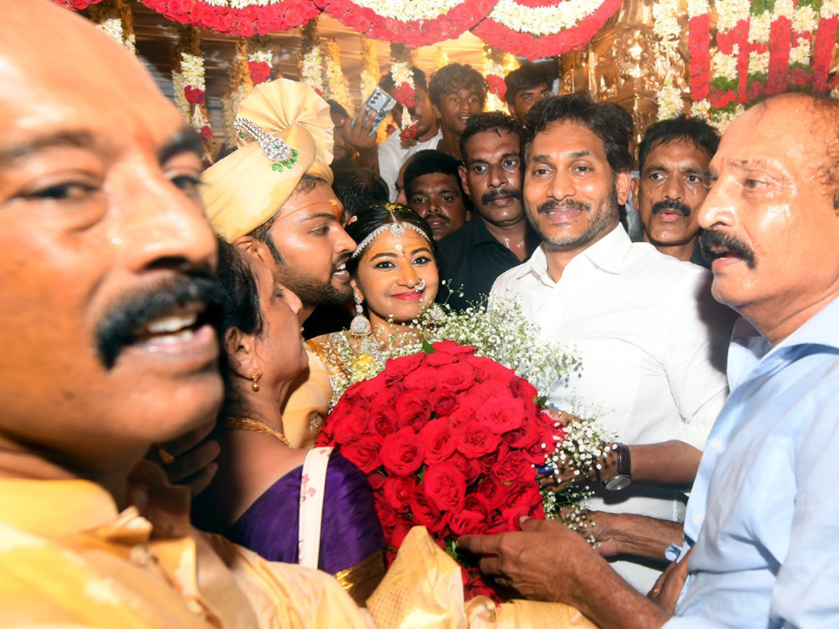 YS Jagan mohan reddy attends to wedding ceremony attracts crowds in Anantapur. photos2