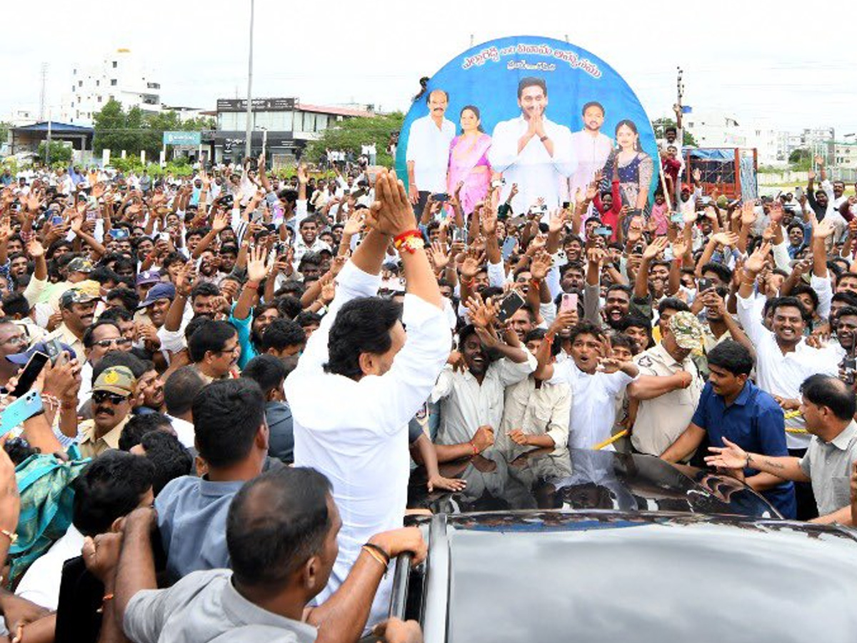 YS Jagan mohan reddy attends to wedding ceremony attracts crowds in Anantapur. photos4