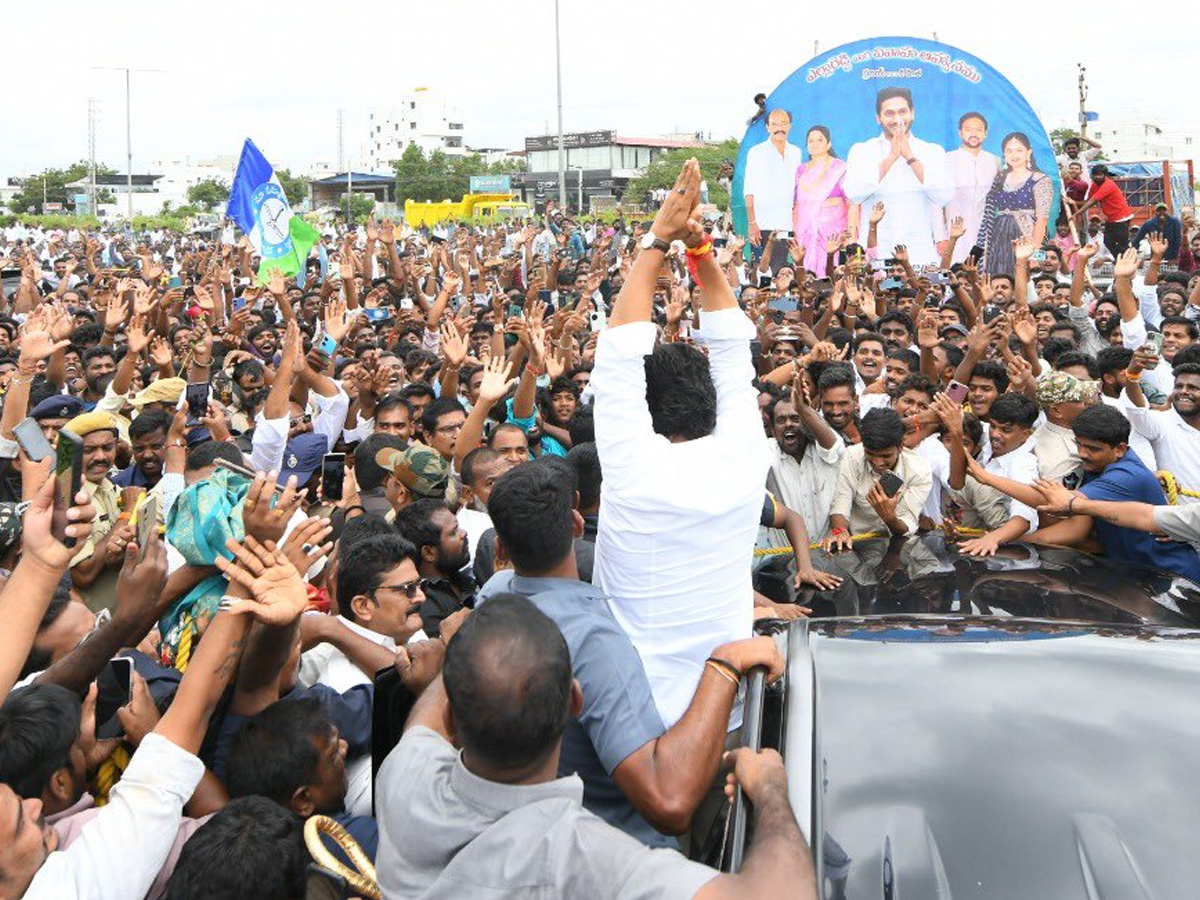YS Jagan mohan reddy attends to wedding ceremony attracts crowds in Anantapur. photos5
