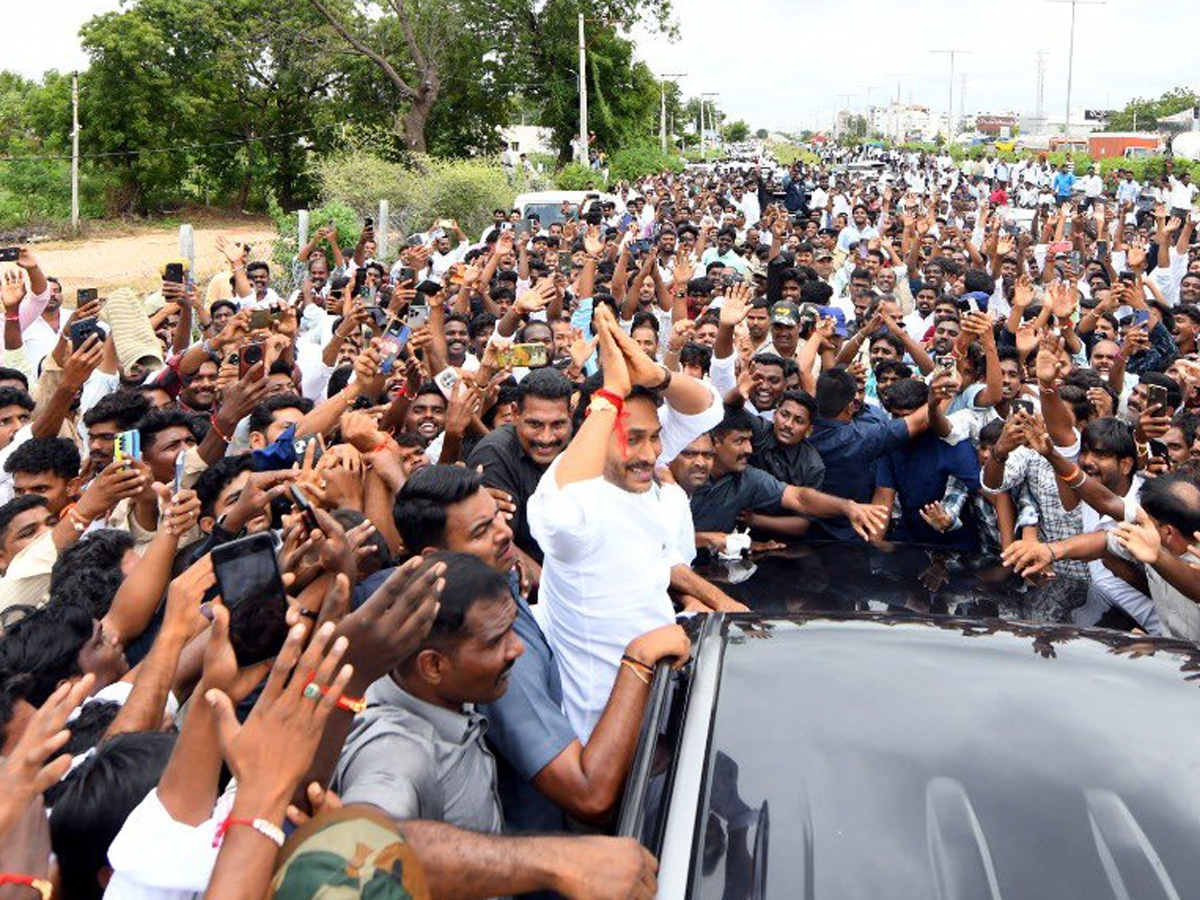 YS Jagan mohan reddy attends to wedding ceremony attracts crowds in Anantapur. photos6