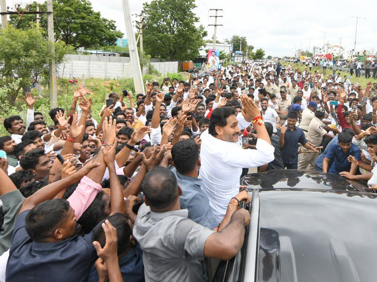YS Jagan mohan reddy attends to wedding ceremony attracts crowds in Anantapur. photos7